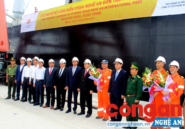 Phó Thủ tướng Chính phủ Vương Đình Huệ, lãnh đạo các bộ, ngành trung ương và tỉnh đón đoàn thủy thủ tàu cập cảng The Vissai tại xã Nghi Thiết, Nghi Lộc