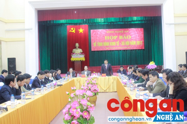 Chủ tịch UBND tỉnh Nguyễn Xuân Đường kết luận tại cuộc họp báo