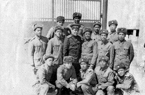 Tình đoàn kết giữa thầy và trò, giữa các cán bộ và chiến sĩ quân đội Liên Xô và Việt Nam. (Ảnh chụp năm 1968 tại Trung tâm Huấn luyện ngoại ô thành phố Bacu, nước CHXHCN Azerbaijan).