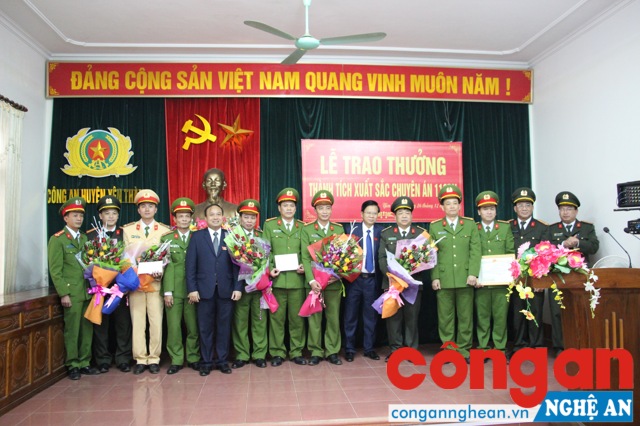 Lãnh đạo Công an tỉnh và lãnh đạo huyện Yên Thành trao thưởng cho Ban chuyên án 112PN