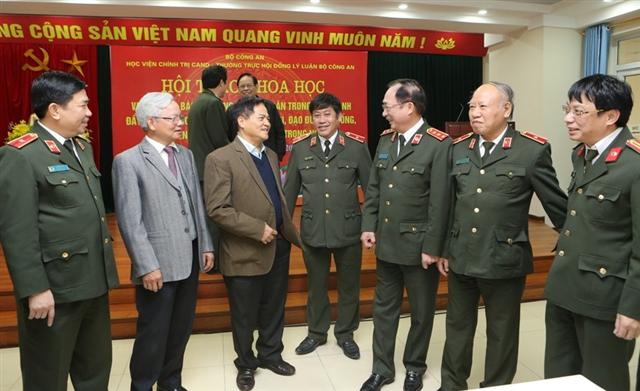 Thứ trưởng Nguyễn Văn Thành cùng các đại biểu trao đổi tại Hội thảo.