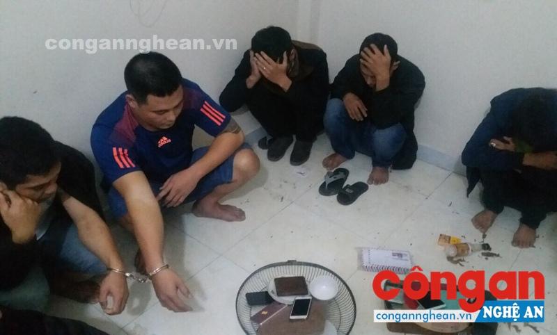 Công an huyện Nghi Lộc bắt quả tang các đối tượng sát phạt trên chiếu bạc