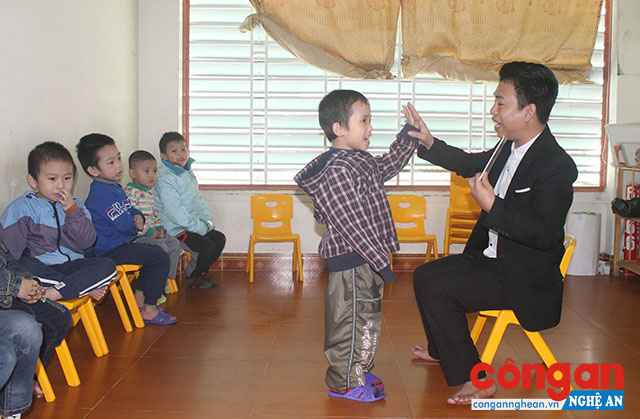 Nguyễn Khắc Cường trong giờ dạy với trẻ tự kỷ tại cơ sở chuyên biệt