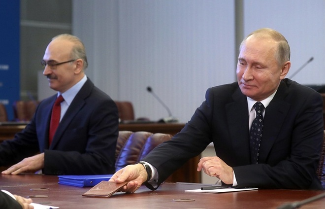 Tổng thống Putin nộp giấy tờ tuỳ thân tại CEC. Ảnh: TASS