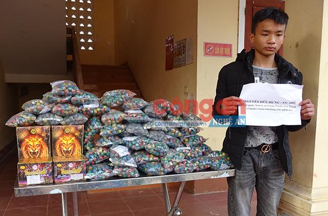 Đối tượng Nguyễn Hữu Hưng và số pháo bị bắt giữ