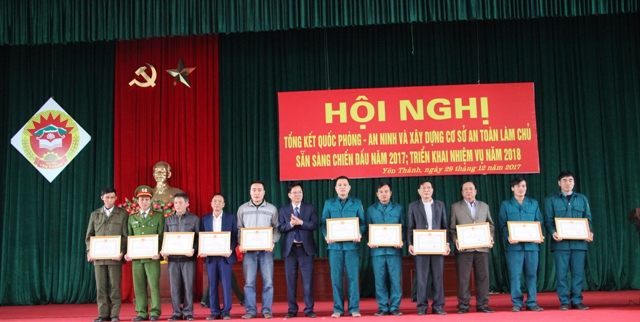 Ồng Phan Văn Tuyên - Chủ tịch UBND huyện Yên Thành trao thưởng cho các cá nhân, tập thể có thành tích xuất ắc trong công tác QPAN năm 2017