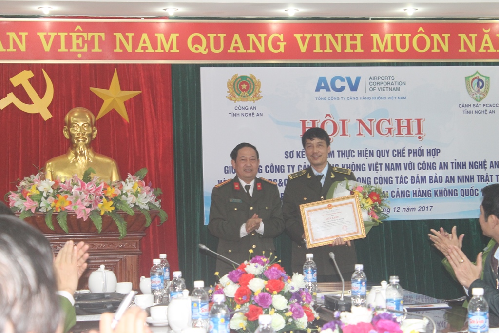 Đồng chí Đại tá Nguyễn Tiến Dần tặng Giấy khen của Giám đốc Công an tỉnh cho phòng An ninh hàng không