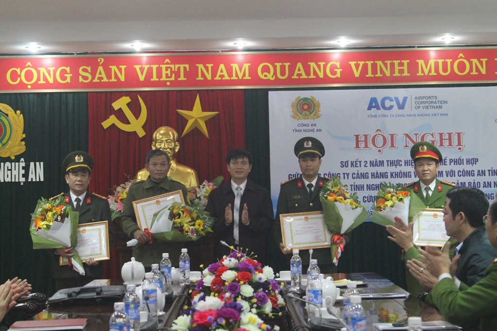 Dịp này 4 tập thể thuộc Công an tỉnh và Cảnh sát PC&CC tỉnh cũng được nhận Giấy khen của Giám đốc Tổng công ty Cảng HK Việt Nam