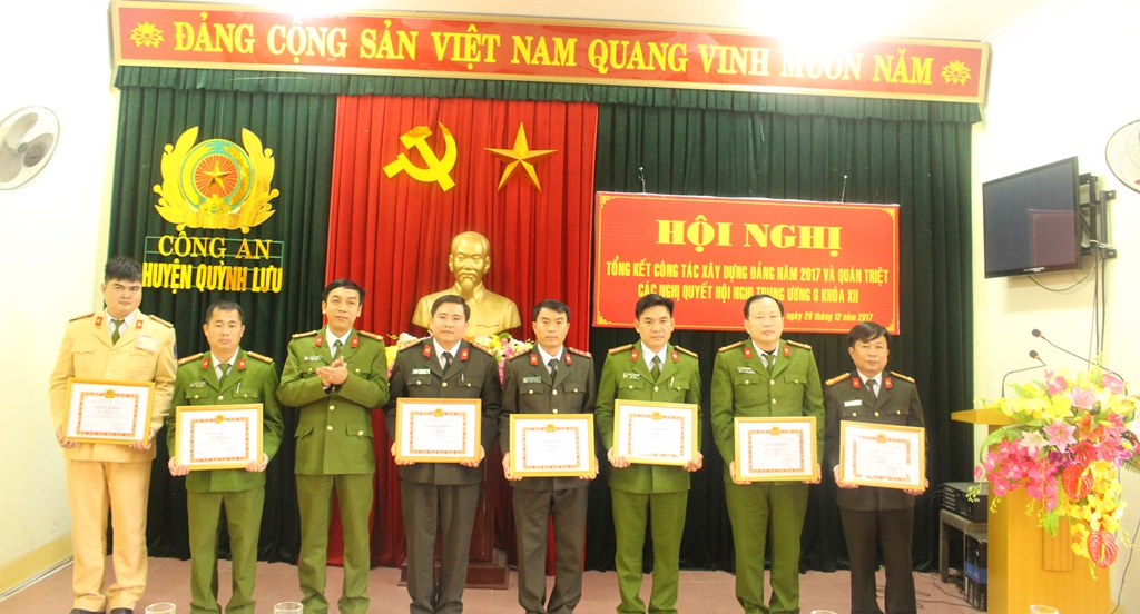 Đ/c Trung tá Tạ Đình Tuấn, Bí thư Đảng ủy, Trưởng Công an huyện tặng Giấy khen 