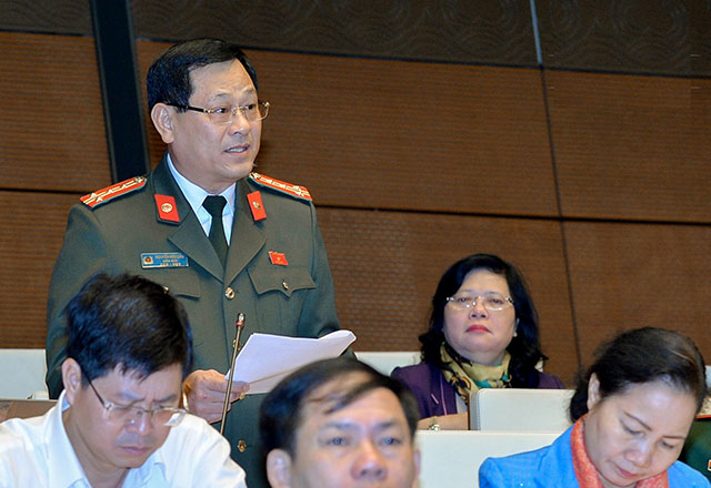 Đại biểu Quốc hội Nguyễn Hữu Cầu phát biểu chất vấn tại Kỳ họp thứ 4, Quốc hội khóa XIV