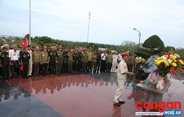 Các hội viên Hội Chiến sỹ cách mạng bị địch bắt, tù đày tỉnh Nghệ An thắp nén tâm hương tưởng nhớ và tri ân đồng đội tại Trại giam Phú Quốc (Kiên Giang)