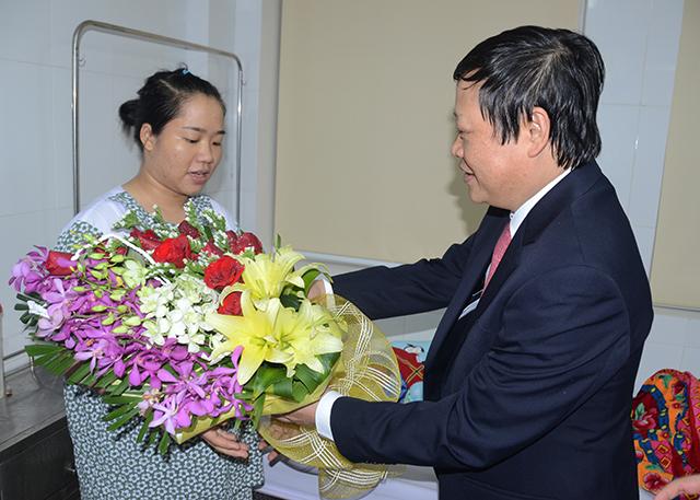 Thứ trưởng Bộ Y tế Nguyễn Việt Tiến tặng hoa chúc mừng sản phụ đầu tiên sinh con bằng phương pháp IVF tại Nghệ An