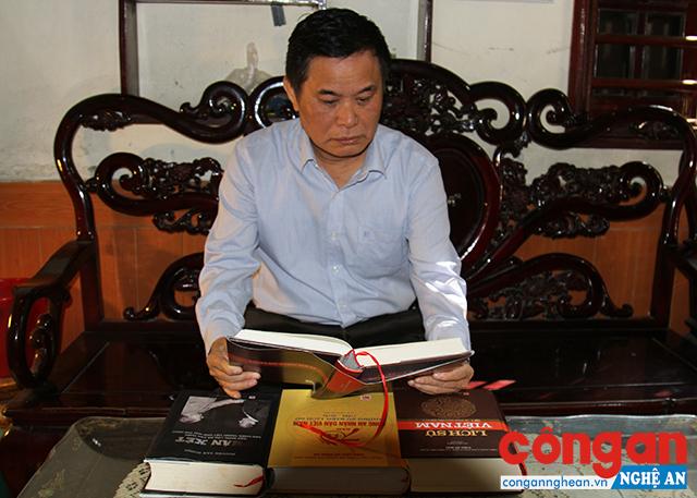 Mặc dù đã nghỉ hưu nhưng Thượng tá Ngô Trí Sinh vẫn đọc sách, tìm hiểu luật để tham mưu, tư vấn cho đội ngũ viết sử thế hệ sau của Công an Nghệ An