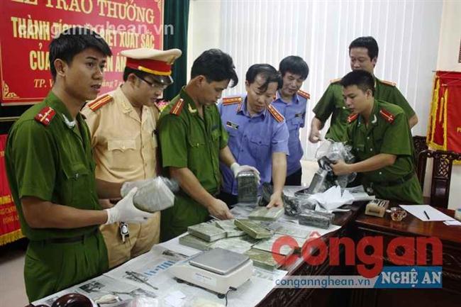 Lực lượng Cảnh sát ĐTTP về Ma túy, Kỹ thuật hình sự phối hợp với Viện KSND tỉnh tổ chức giám định tang vật vụ án trong một chuyên án ma tuý