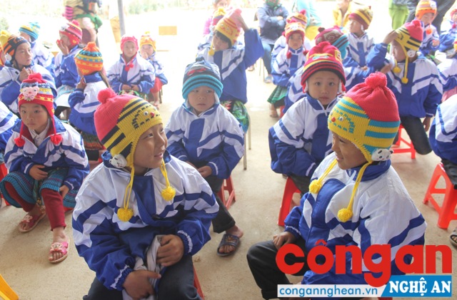 Niềm vui của các em học sinh khi được tặng áo và mũ ấm