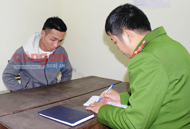 Cán bộ Đội Cảnh sát Hình sự Công an TP Vinh lấy lời khai của đối tượng Nguyễn Thành Phương