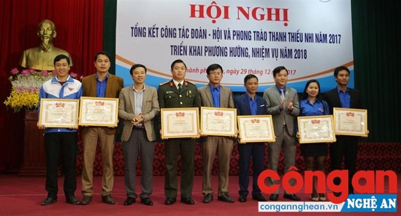 Trao Bằng khen của Trung ương Đoàn TNCS Hồ Chí Minh cho các tập thể, cá nhân xuất sắc