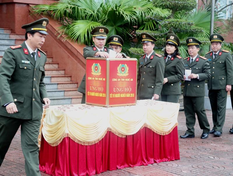 Các cán bộ chiến sĩ Công an tỉnh Nghệ An trích phần lương của mình để ủng hộ