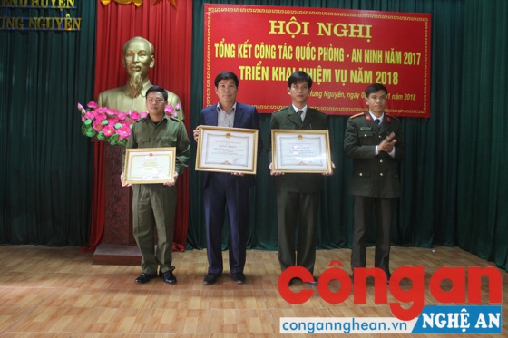 Đại diện lãnh đạo Công an tỉnh và UBND huyện Hưng Nguyên trao Bằng khen cho các tập thể, cá nhân có thành tích xuất sắc trong công tác đảm bảo QP-AN trên địa bàn 