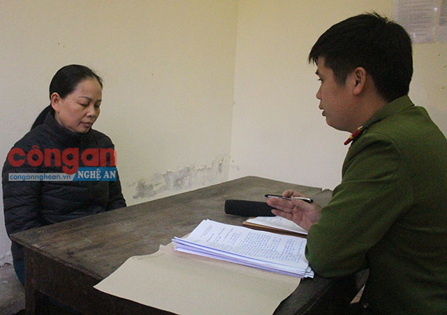 Cán bộ Đội Cảnh sát Hình sự lấy lời khai của đối tượng Nguyễn Thị Kim Loan