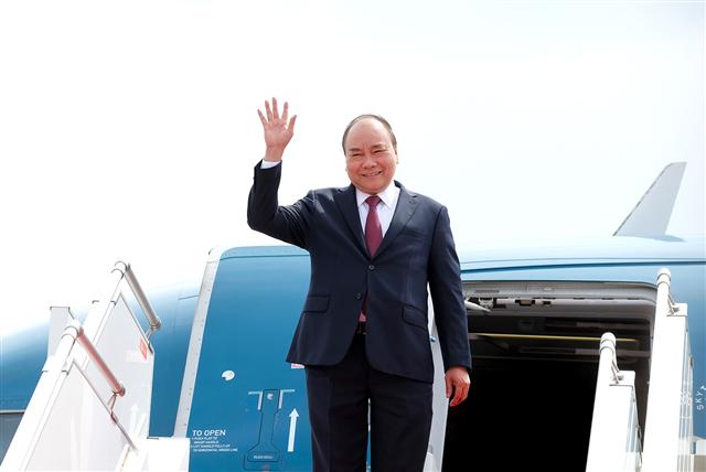 Thủ tướng Nguyễn Xuân Phúc vẫy chào khi vừa bước ra cửa máy bay. Ảnh: VGP/Quang Hiếu
