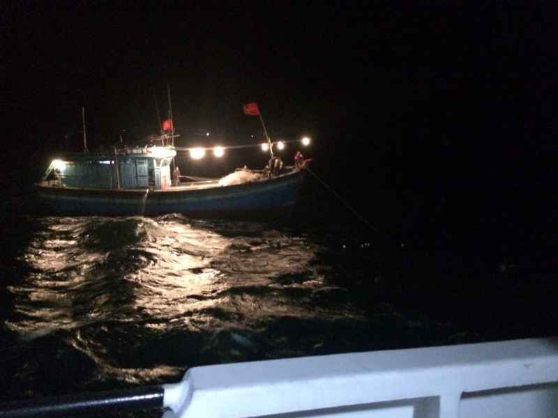 Tàu cứu nạn có mặt tại hiện trường để lai dắt tàu cá vào bờ