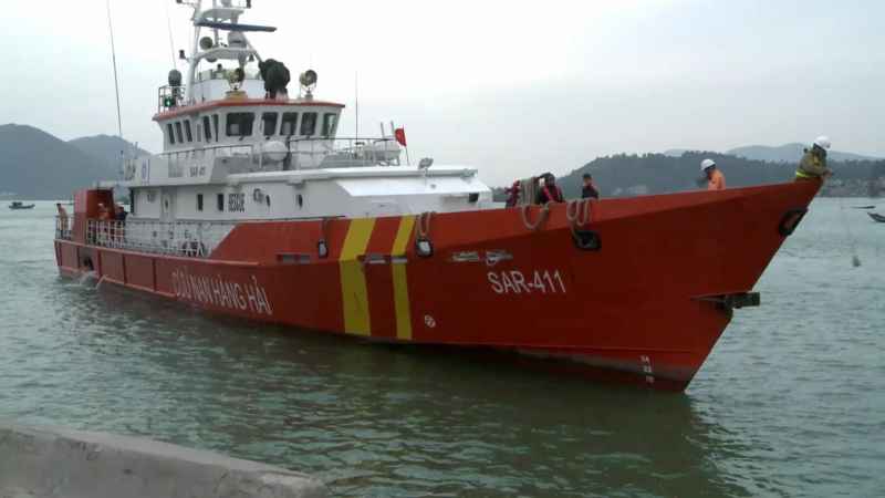 Tàu cứu nạn cập cảng Cửa Lò