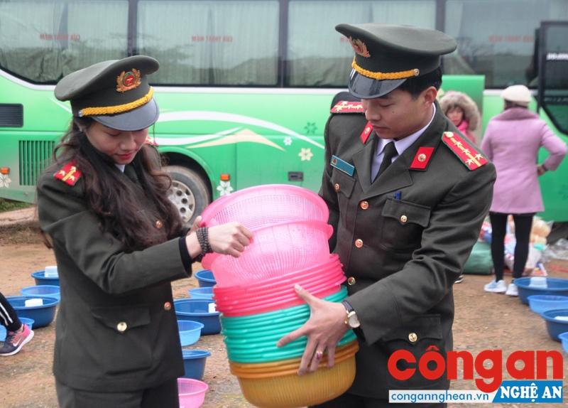 Công đoàn Công an tỉnh Nghệ An và các nhà hảo tâm làng Nành, xã Ninh Hiệp huyện Gia Lâm, Hà Nội trao quà cho bà con và học sinh tại xã Nâm Nhóong