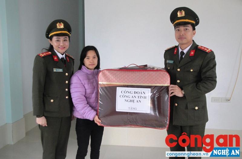 Công đoàn Công an tỉnh Nghệ An trao quà cho Ma Thị Vẻ - Đoàn viên Công đoàn Công an huyện Quế Phong.
