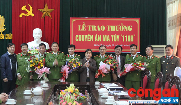 Lãnh đạo Công an tỉnh Nghệ An và UBND huyện Diễn Châu trao thưởng cho Ban chuyên án 118H.