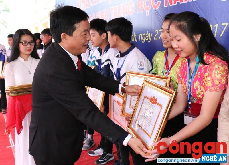 2 em Lô Thị May Sao và Kha Thị Nhật Linh nhận giải Nhất cuộc thi Khoa học kỹ thuật học sinh trung học do Sở GD&ĐT tổ chức vừa qua