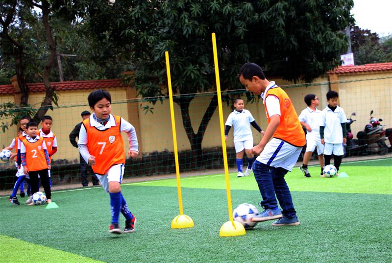 Các học viên Trung tâm đào tạo bóng đá cộng đồng JFT hăng say tập luyện.