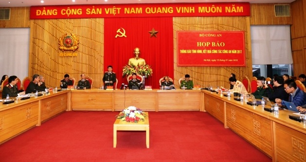 Thiếu tướng Lương Tam Quang, Chánh Văn phòng Bộ Công an, Người phát ngôn Bộ Công an thông báo tóm tắt tình hình, kết quả công tác công an năm 2017.