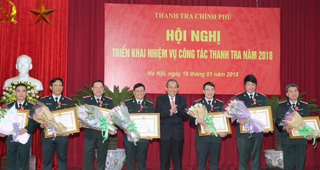 Phó Thủ tướng Trường Hòa Bình trao Huân chương Lao động cho các cá nhân có thành tích tiêu biểu. Ảnh: VGP/Lê Sơn