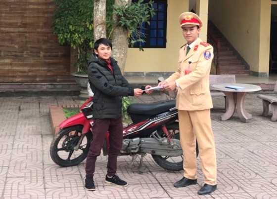  Đội CSGT Công an huyện Con Cuông trao trả xe máy cho anh Nguyễn Kim Hải