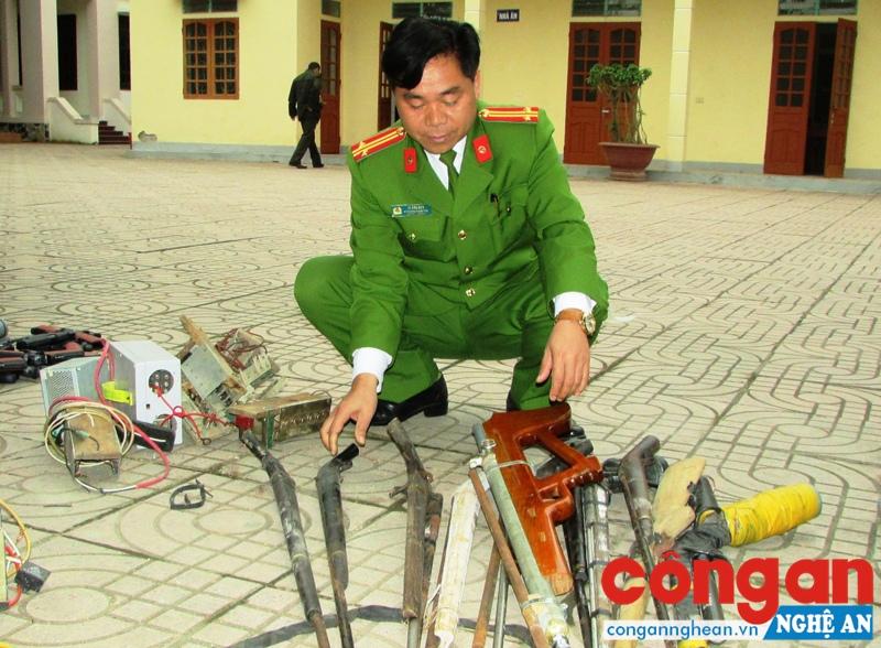Công an huyện Con Cuông tiếp nhận số vũ khí do nhân dân giao nộp