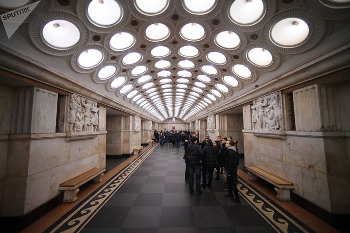 Ban đầu, hệ thống ga tàu điện ngầm Moscow gồm 13 ga, khai trương vào ngày 15/5/1935.