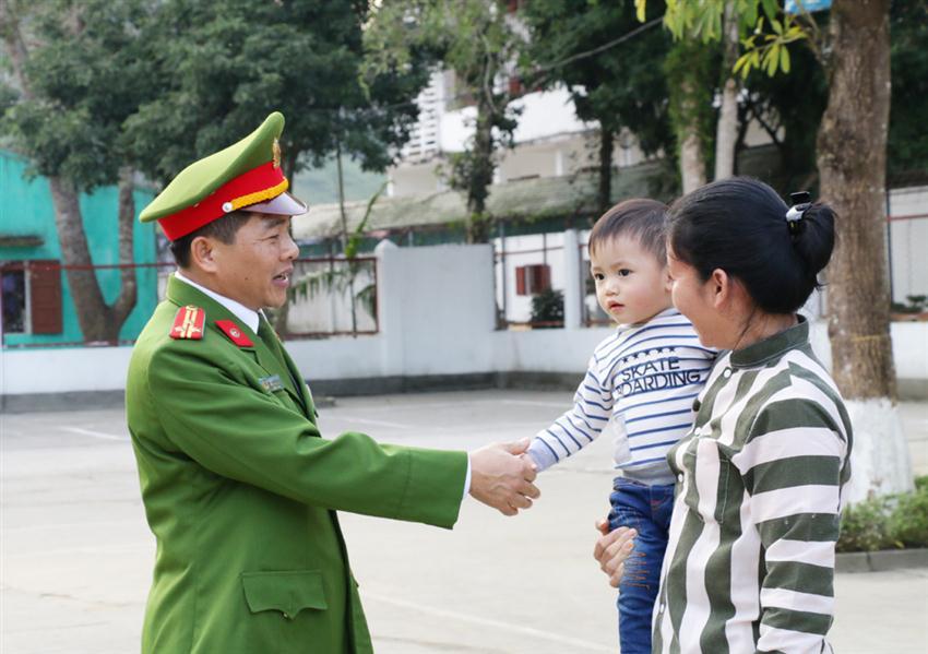 Đồng chí Thượng tá Nguyễn Hữu Thịnh thăm hỏi động viên phạm nhân giáo dục cải tạo tốt để sớm tái hòa nhập cộng đồng
