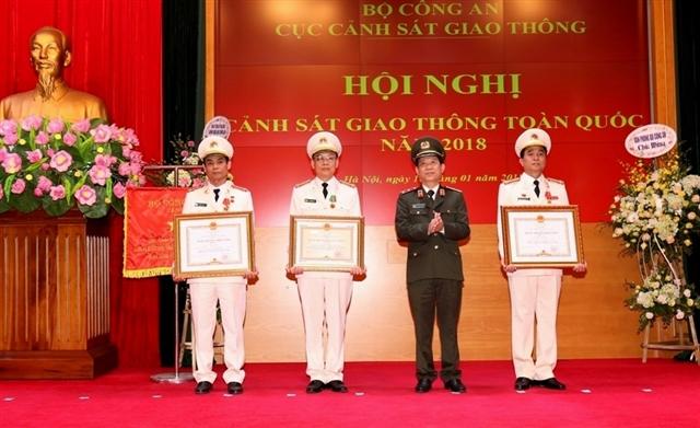 Thứ trưởng Nguyễn Văn Sơn trao Huân chương Bảo vệ Tổ quốc tặng 01 đồng chí; trao Huân chương Chiến công hạng Ba tặng 02 đồng chí có thành tích xuất sắc.