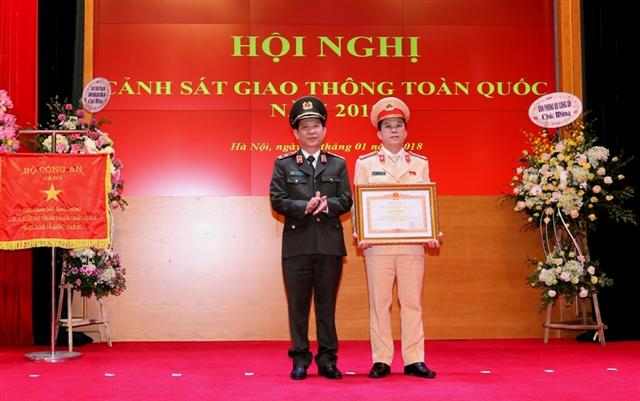 Thứ trưởng Nguyễn Văn Sơn trao Bằng khen của Thủ tướng Chính phủ tặng 01 đồng chí có thành tích xuất sắc.