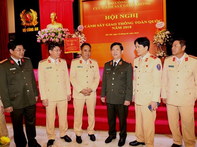 Thứ trưởng Nguyễn Văn Sơn trao đổi cùng các đại biểu dự Hội nghị.