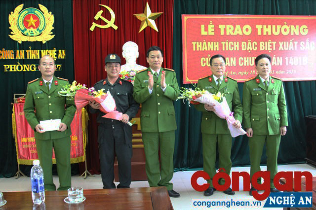 Đồng chí Đại tá Nguyễn Mạnh Hùng - Phó giám đốc Công an tỉnh khen thưởng Ban chuyên án 1401B