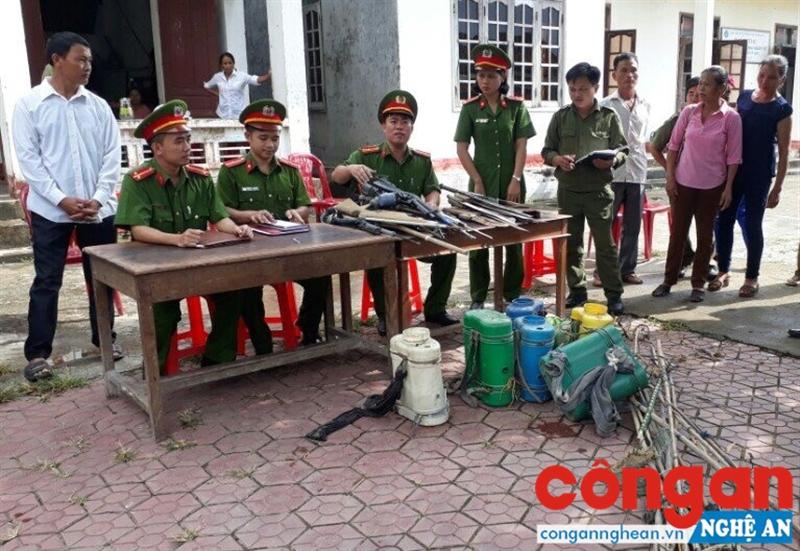 Đội Cảnh sát QLHC về TTXH Công an huyện Thanh Chương tiến hành thu hồi vũ khí, vật liệu nổ, công cụ hỗ trợ tại địa bàn xã Ngọc Lâm
