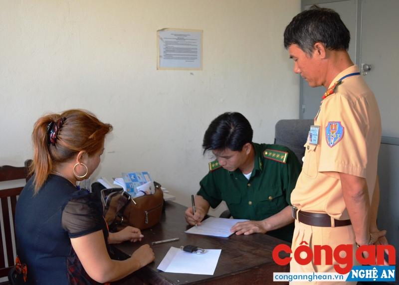 Đồn Biên phòng Ngọc Lâm (BĐBP Nghệ An) phối hợp với Cảnh sát Giao thông Công an tỉnh bắt giữ đối tượng mua bán người