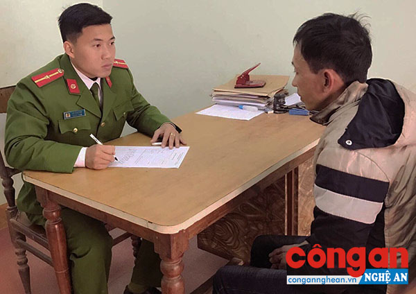  Cán bộ Công an huyện Anh Sơn lấy lời khai của đối tượng Nguyễn Cảnh Tường