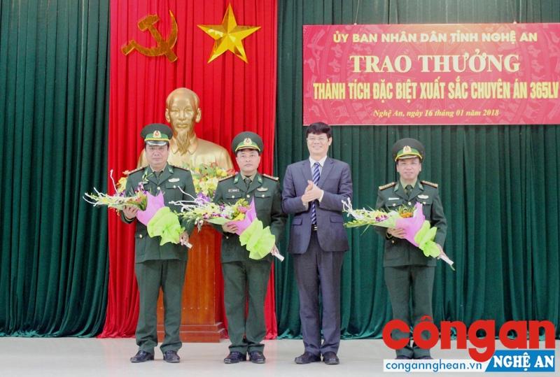 Đồng chí Lê Xuân Đại, Ủy viên BTV Tỉnh ủy, Phó Chủ tịch Thường trực UBND tỉnh trao thưởng cho Ban chuyên án 365LV