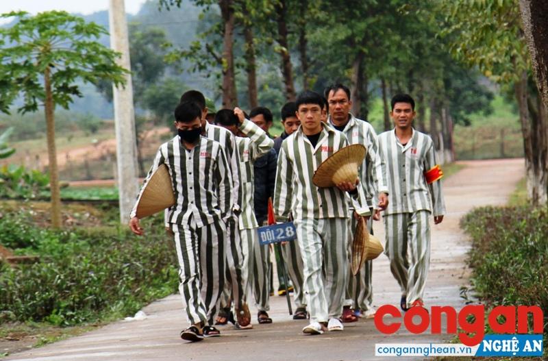 Phạm nhân tại Trại giam số 3 trên đường lao động cải tạo trở về