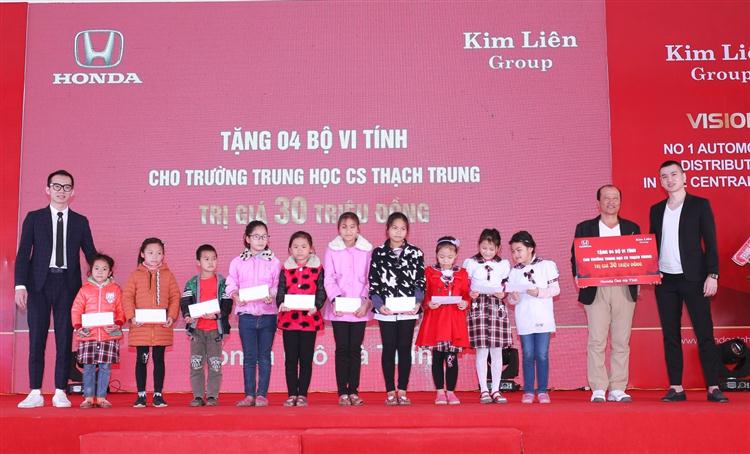 Lễ trao học bổng & 04 bộ máy vi tính cho các trường học xã Thạch Trung