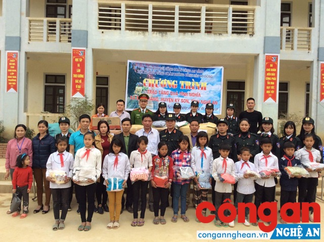 Hội phụ nữ, Công đoàn Phòng Cảnh sát cơ động trao quà cho các em học sinh xã Bảo Thắng, huyện Kỳ Sơn