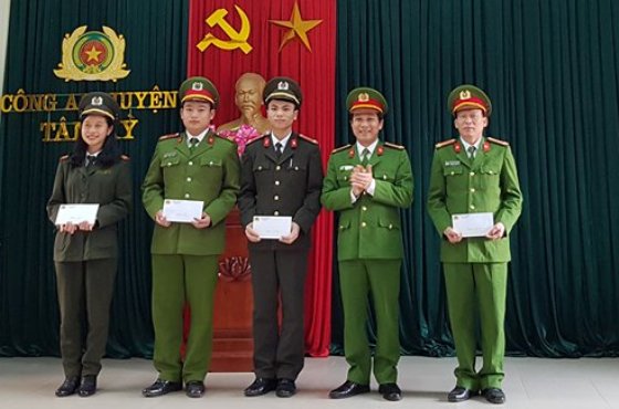 Trung tá Đinh Trọng Dung, Trưởng Công an huyện trao thưởng cho các tác giả đạt giải